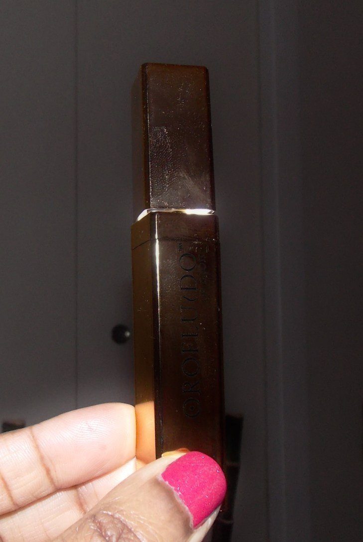 Très joli ce gloss. Le miroir est dessus et la lumière incrustée dedans