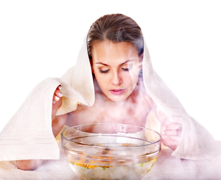 Femme faisant un sauna facial