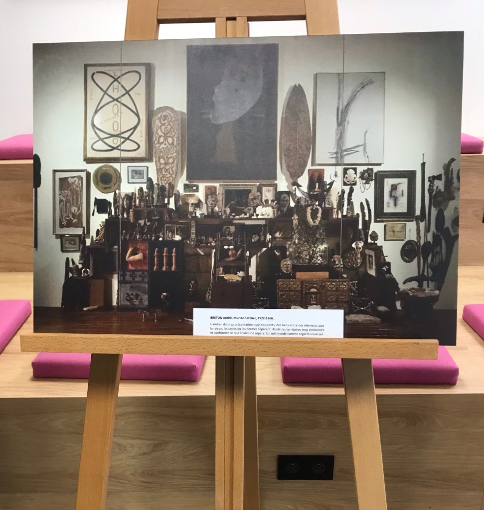 Alt=‘’tableau sur un trépied’’