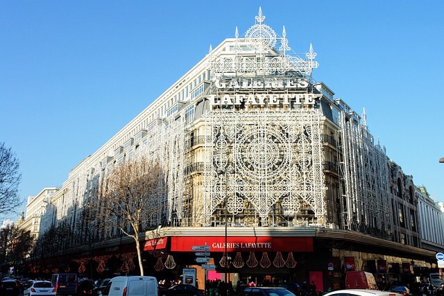 alt="Photo de la boutique parisienne les galeries Lafayette"