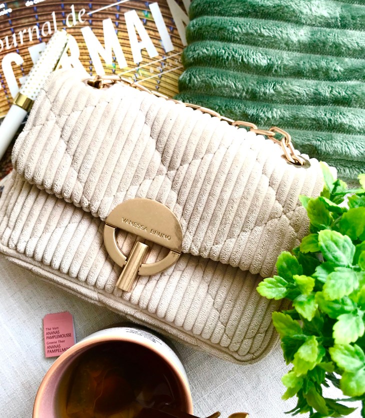 Alt=‘’Vanessa Bruno debout devant les flashs des photographes’’