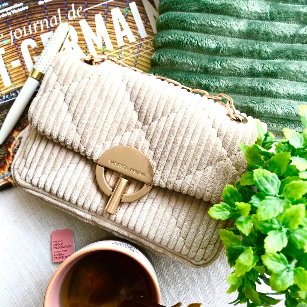 Alt=‘’Vanessa Bruno debout devant les flashs des photographes’’