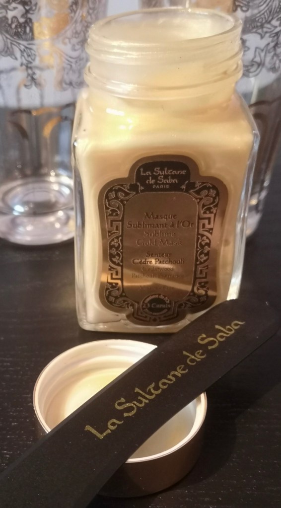 Alt=‘’produit de beauté dans la salle de Bain’’.